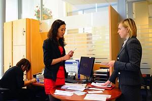Formations entreprises et stages en journée élèves en stage de formation avec l'encadrement, dans l'agence bancaire Turbigo LC Formations entreprises et stages en journée élèves en stage de formation avec l'encadrement, dans l'agence bancaire Turbigo LC